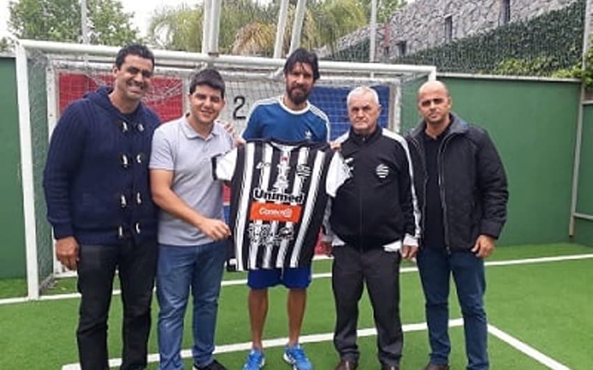 Loco Abreu posou com a foto do Athletic e vai atuar no estadual de Minas Gerais