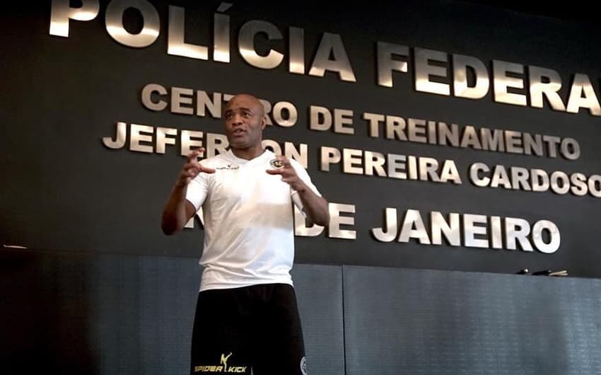 Anderson Silva dá curso para agentes da Polícia