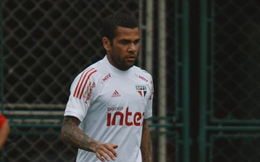 De volta ao time após suspensão, Daniel Alves deve ser titular contra o Flamengo