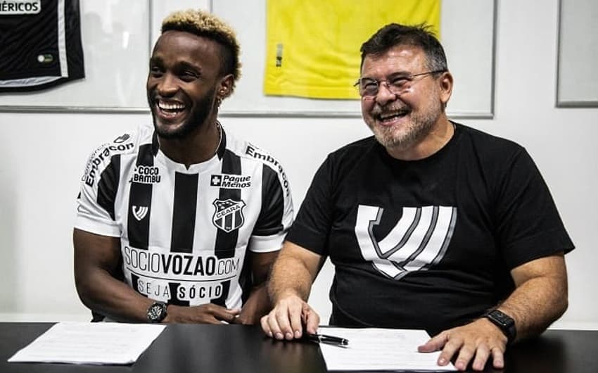 Assinatura de contrato de Stiven Mendoza no Ceará