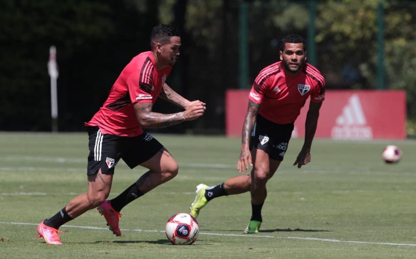 Luciano e Daniel Alves de volta aos treinos no São Paulo