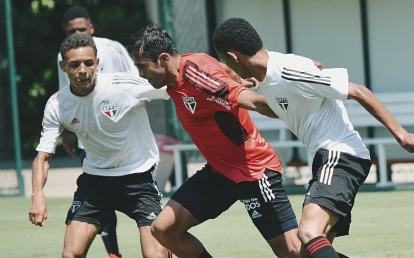 Éder participa de treino contra o Sub-17 do São Paulo