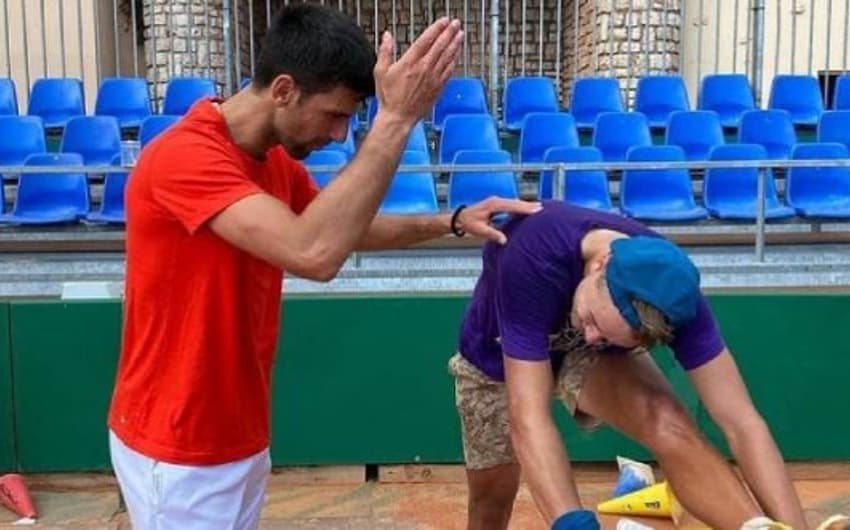 Novak Djokovic aconselha Holger Rune em treino realizado em Monte Carlo