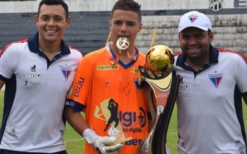 Raí Lima segura troféu de campeão e melhor goleiro da Copa Seronomo