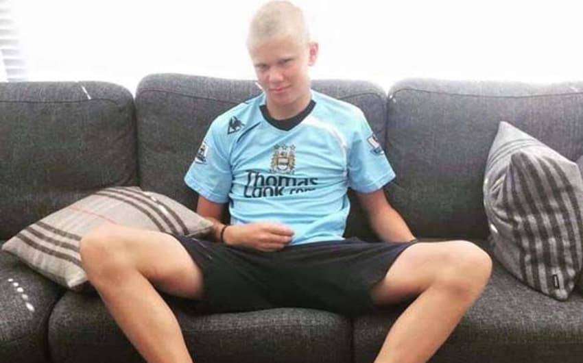 Erling Haaland com a camisa do Manchester City na infância