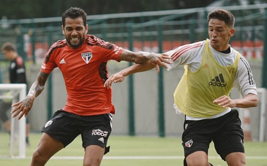 Treino entre os profissionais e o Sub-20 do São Paulo
