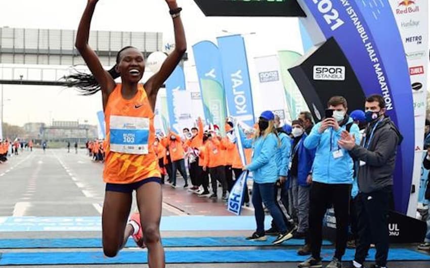 Com 1h04m02s, a queniana Ruth Chepngetich vence a Meia Maratona N Kolay, em Instambul, com direito a recorde mundial. (Divulgação)