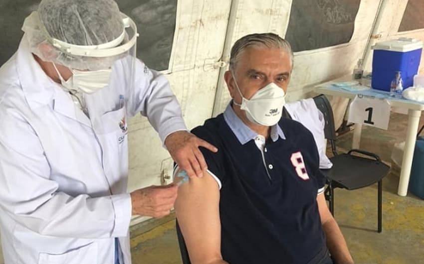 Mario Celso Petraglia sendo vacinado contra a Covid-19