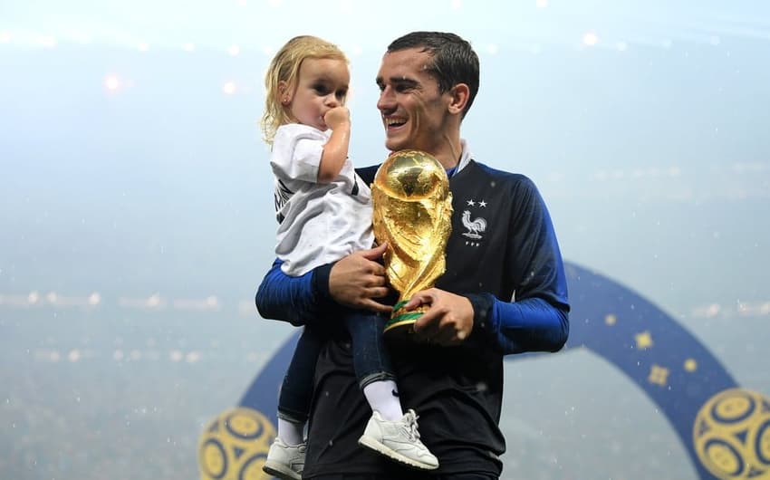Griezmann e a primogênita Mia após o título da Copa do Mundo da França em 2018
