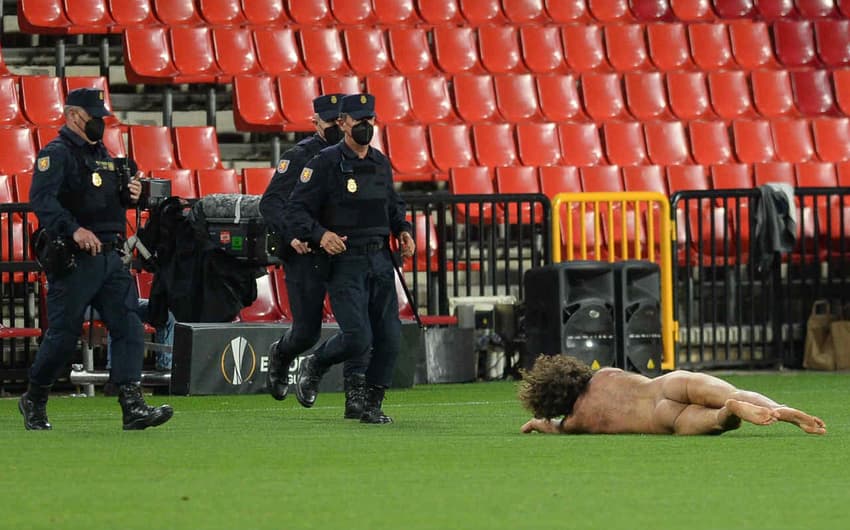 Homem invade o gramado pelado e paralisa jogo entre Granada e Manchester United