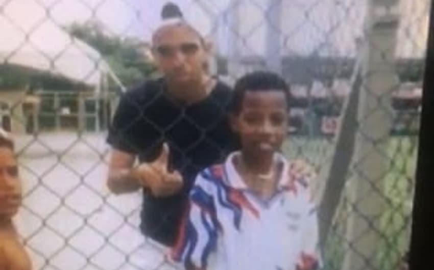 Tchê Tchê ttinha ido ver um  treino do São Paulo e pediu uma foto com o então jovem Tardelli. Agora eles estão juntos no Galo