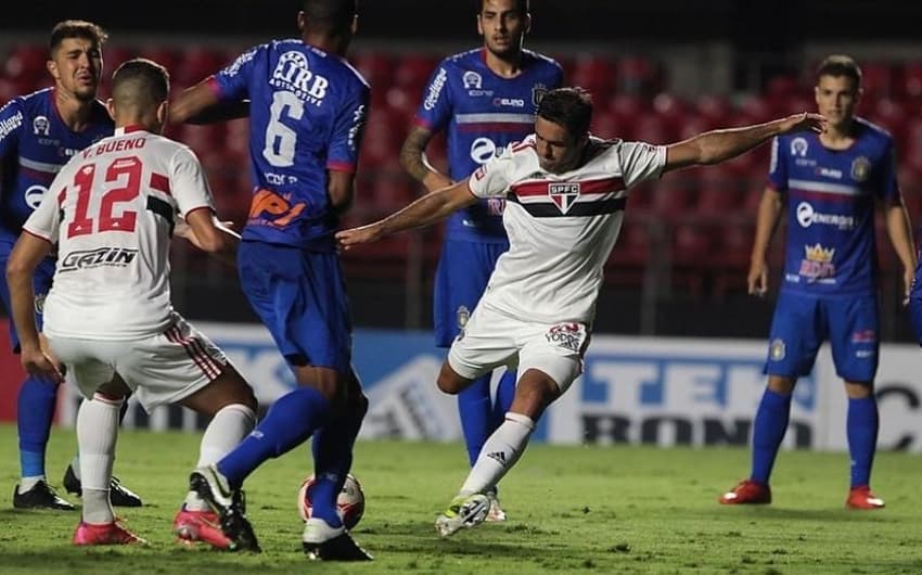Eder fez o quinto gol do São Paulo na goleada contra o São Caetano