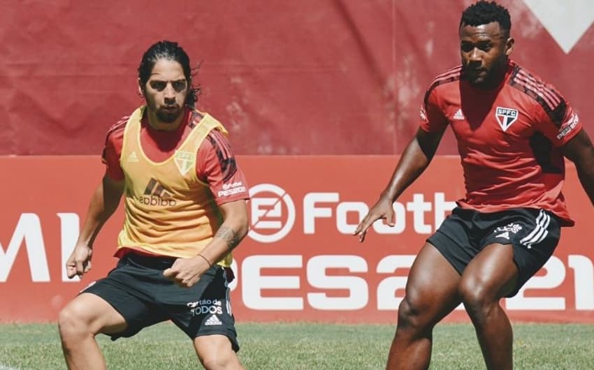 Benítez e Luan durante treino do São Paulo
