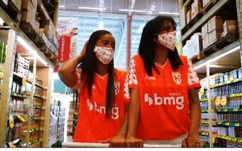 Duas moças fazendo compras como um casal foi tratado forma serena e como cena corriqueira na campanha de Coimbra com o Mart Minas