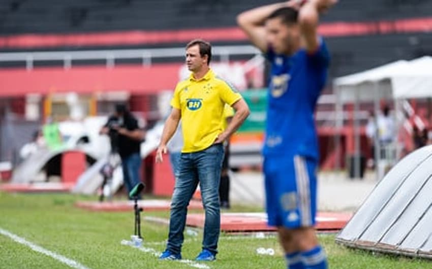 Conceição culpou o gramado do Manduzão na derrota do Cruzeiro para o Pouso Alegre