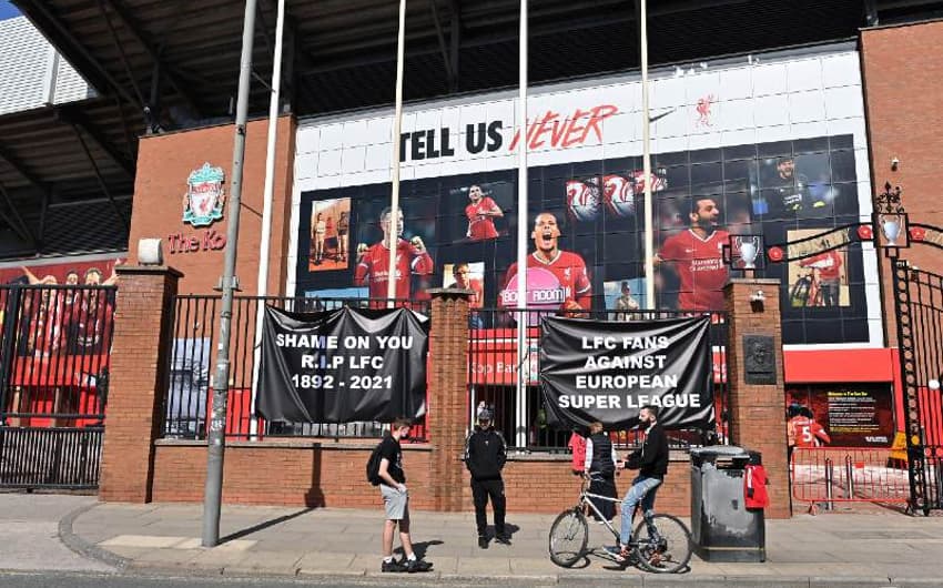 Torcedores do Liverpool protestam contra a criação da Superliga