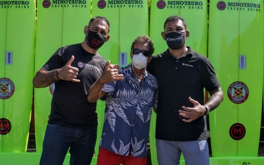Os irmãos Rogério Minotouro e Rodrigo Minotauro com o surfista Rico de Souza