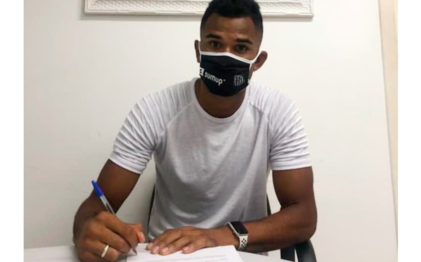 Zagueiro Derick assina a renovação de contrato com o Santos