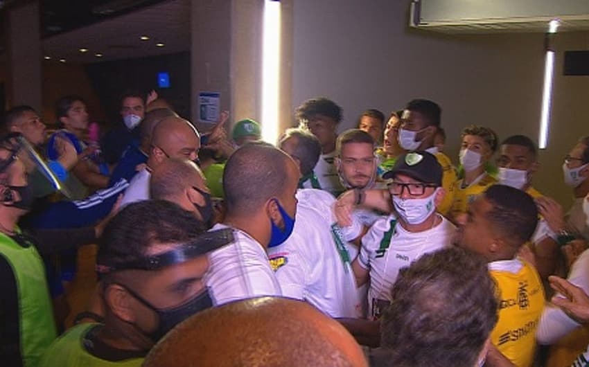 Uma grande confusão ocorreu no fim do jogo entre Cruzeiro e América-MG na entrada dos vestiários do Mineirão