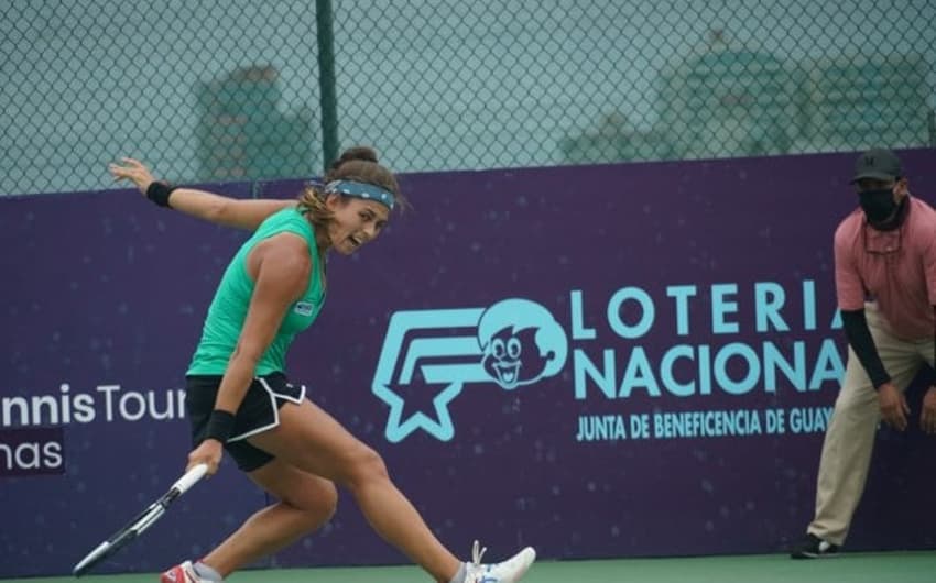 Carol Meligeni em ação no ITF de Salinas, no Equador
