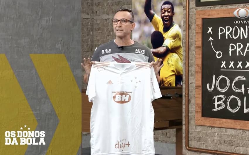 Neto mostra a nova camisa do Cruzeiro no Donos da Bola