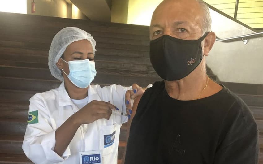 Júnior recebe segunda dose da vacina contra o Covid-19 em um posto de vacinação no Rio de Janeiro