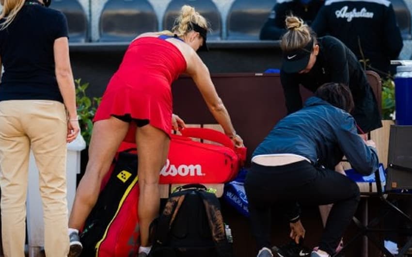 Angelique Kerber prepara raqueteira de Simona Halep para deixarem quadra em Roma