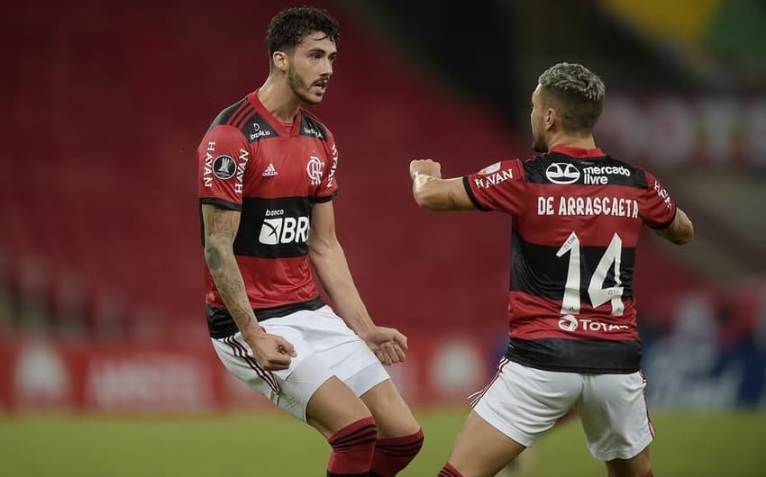 Flamengo x LDU - Gustavo Henrique e Arrascaeta