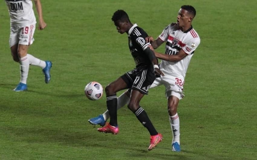 Rodrigo Freitas durante jogo contra o Sporting Cristal