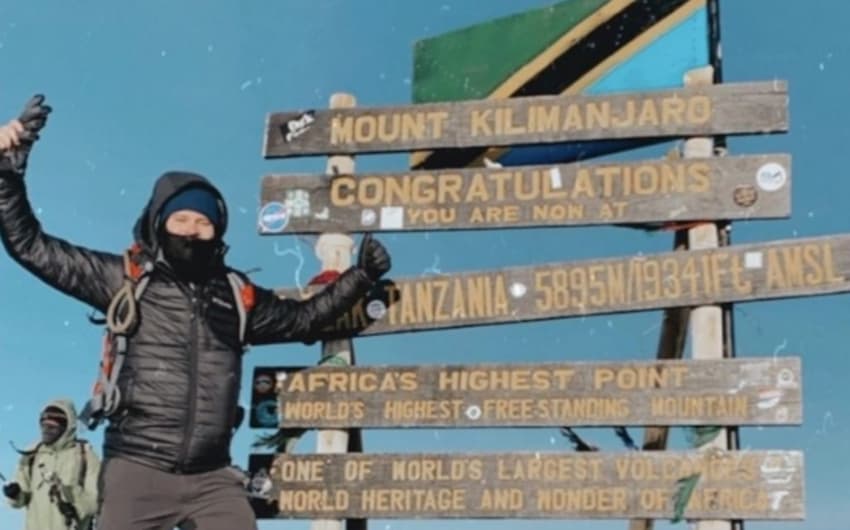 O empresário Rodrigo Noll no cume do Kilimanjaro, na Tanzânia. (Arquivo pessoal)