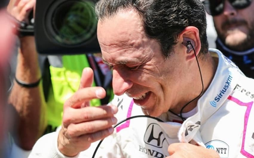 Helio Castroneves se emocionou ao conquistar a Indy 500 pela quarta vez (Foto: Marco Carvalho)