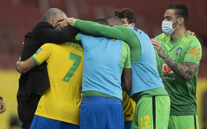 Brasil x Equador - abraço em Tite