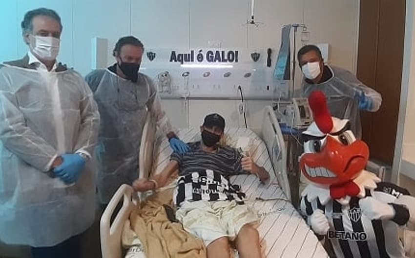 Felipe Fiu teve a visita de Cuca, do Galo Doido e do presidnete do clube, em apoio à sua luta contra o câncer