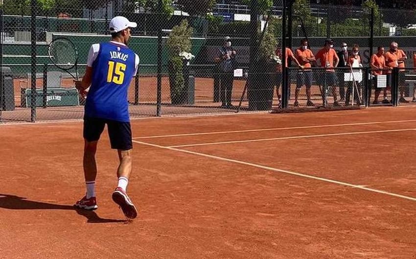 NOvak Djokovic treina em Roland Garros com uniforme de Nikola Jovic