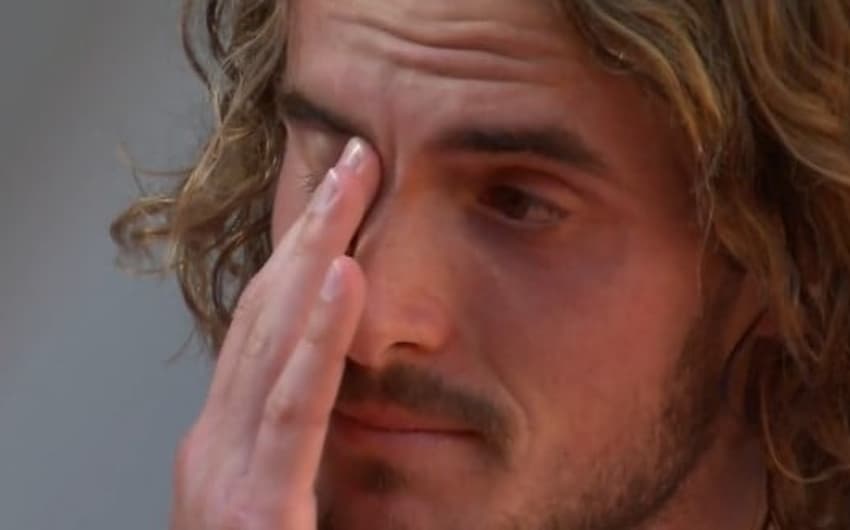 Stefanos Tsitsipas chora após ir à 1ª final do Grand Slam da carreira