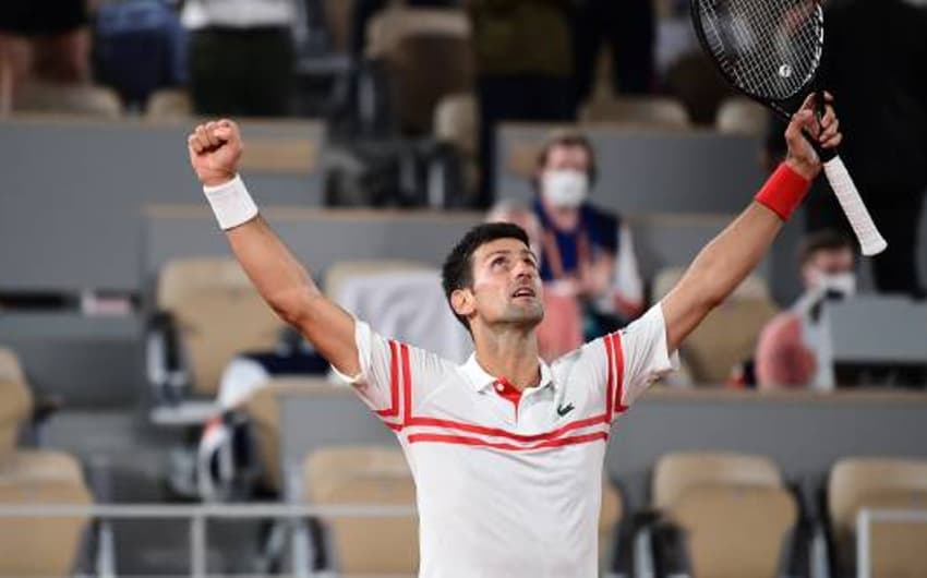 Djokovic celebra vitória sobre Nadal em Roland Garros