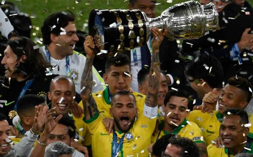 Brasil levantando a taça da Copa América de 2019.