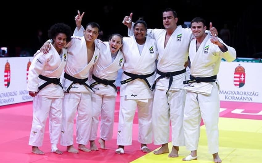 Equipe brasileira comemora vitória sobre a Rússia e medalha de bronze Foto: Gabi Juan/CBJ