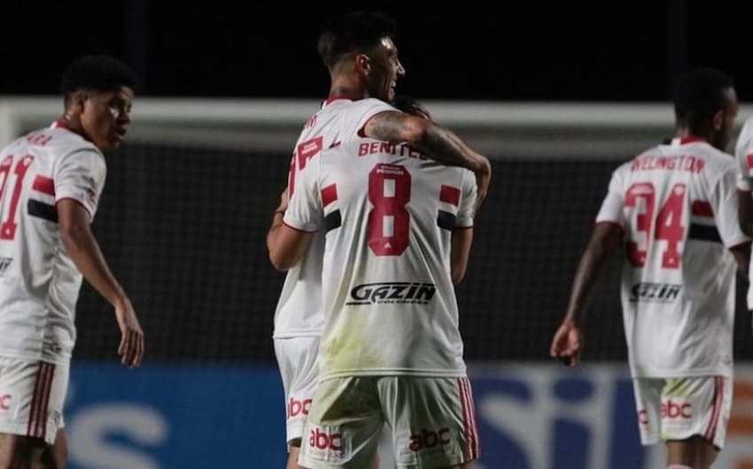 Rigoni e Benítez comemorando gol durante o empate contra o Cuiabá