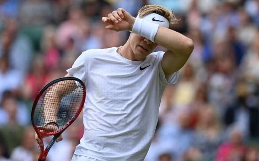 Shapovalov lamenta jogada em Wimbledon