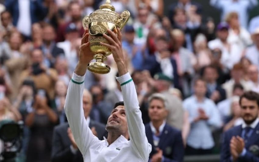 Djokovic com o troféu de Wimbledon 2021