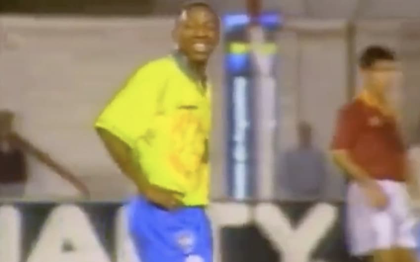 Amaral atuando pela Seleção nos anos 90