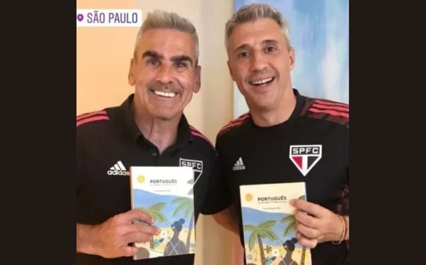 Crespo e Gustavo Nepote com o livro 'Portugués en un abrir y cerrar de ojos'