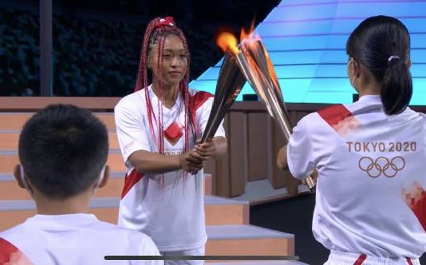 Naomi Osaka recebe a chama Olímpica