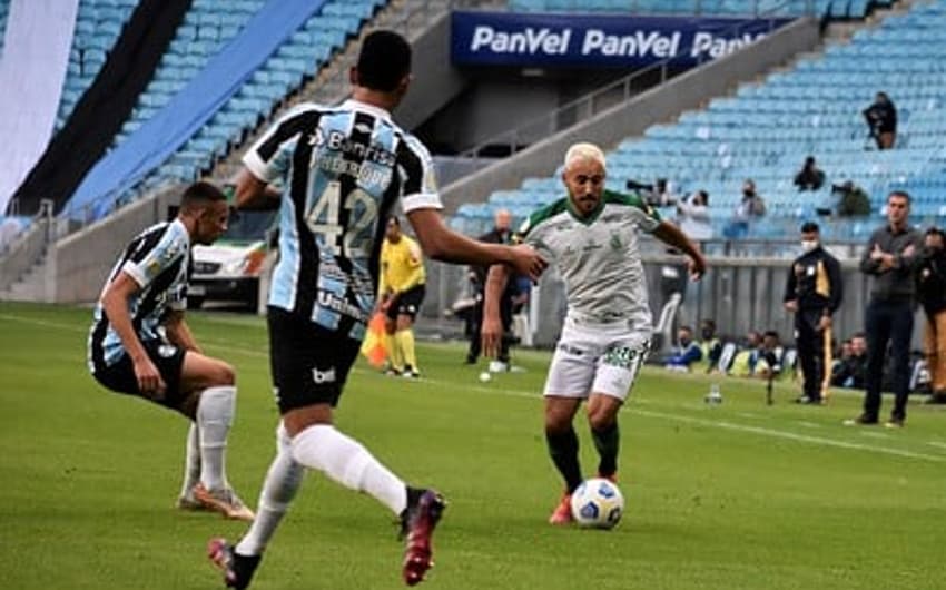 A fria tarde de futebol em Porto Alegre teve muita vontade em campo, mas pouca eficiência dos dois times
