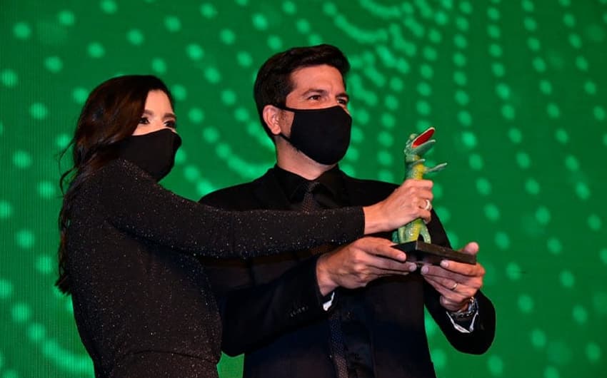 Getulio Vargas e Izabel Barbosa com o Prêmio Caio recebido pelo Futsummit