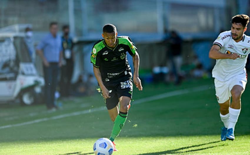 Ademir foi decisivo para o Coelho no duelo contra o Fluminense, marcando o gol da vitória sobre o Tricolor