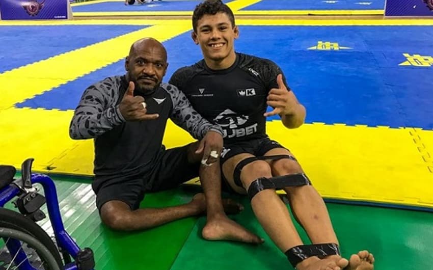 Mica Galvão enfrentou Justino Júnior na superluta (Foto: Dai Bueno/TATAME)