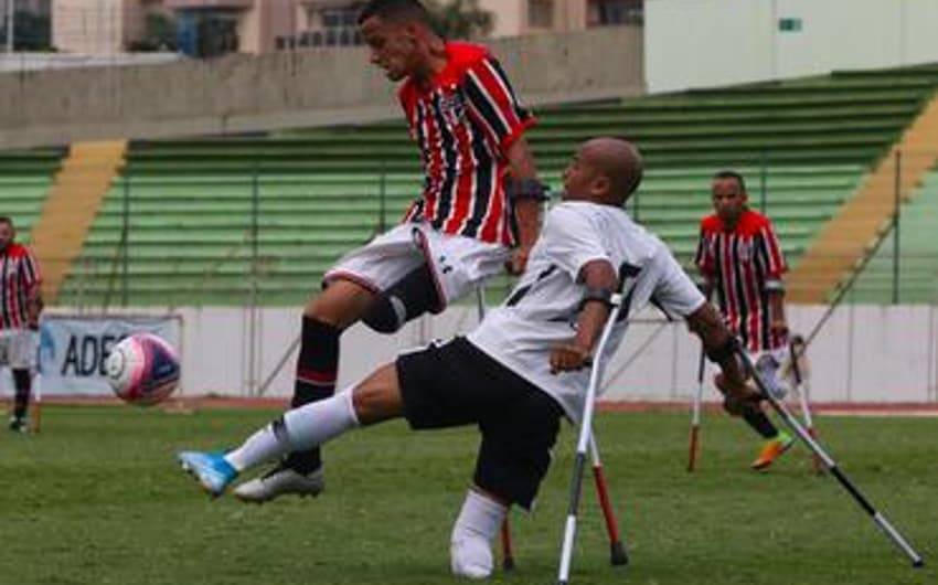 Alex Sandro realizou o sonho de defender o São Paulo no futebol para amputados (Foto: Divlugação/Betfair.net)