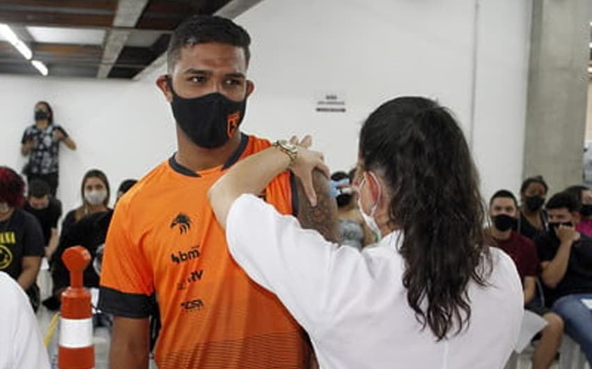 O sub-20  do Coimbra esteve na "virada da vacina" que durou 24h em Contagem